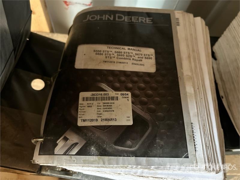 Quantity of (6) Manuals for John Deere Combine Har Andre komponenter