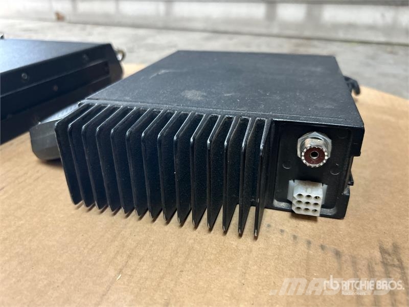 Quantity of (6) Midland FM Radios & Brackets Drugi deli