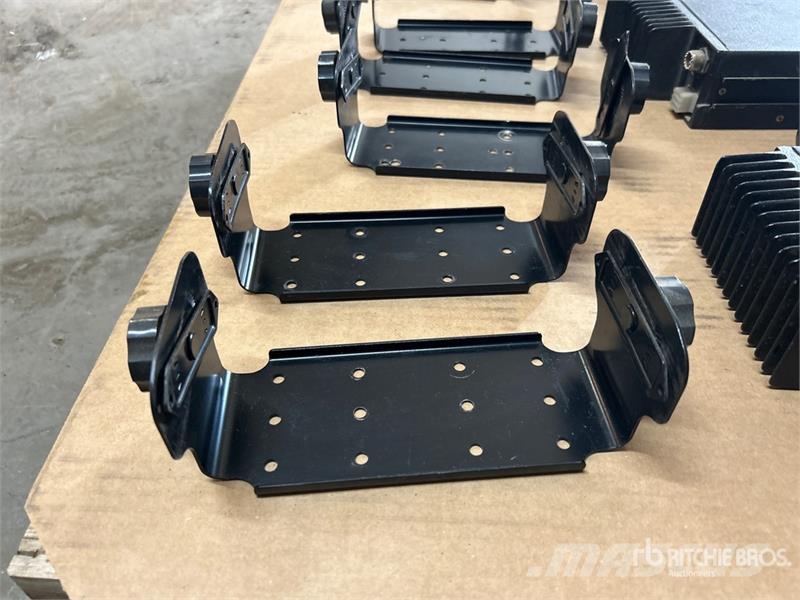 Quantity of (6) Midland FM Radios & Brackets Drugi deli