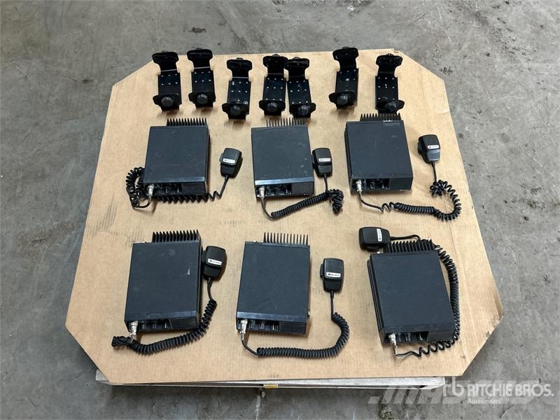 Quantity of (6) Midland FM Radios & Brackets Drugi deli