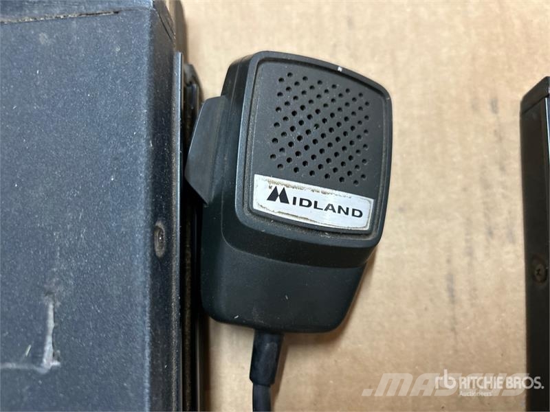 Quantity of (6) Midland FM Radios & Brackets Drugi deli