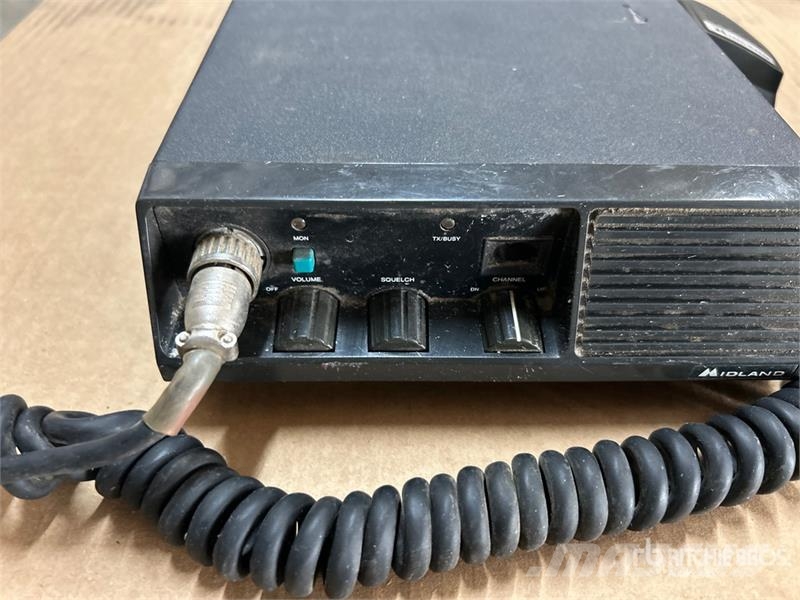 Quantity of (6) Midland FM Radios & Brackets Drugi deli