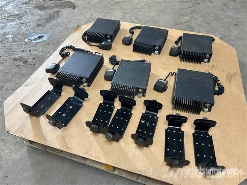 Quantity of (6) Midland FM Radios & Brackets Drugi deli