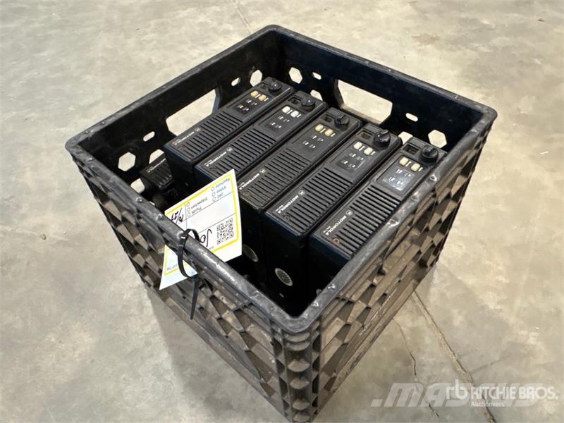  Quantity of (6) Motorola Truck Radios مكونات أخرى