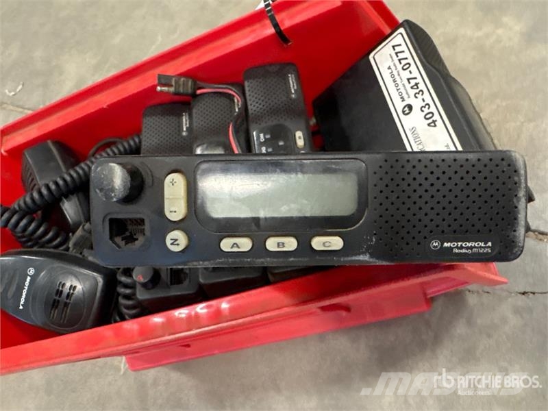 Quantity of (6) Motorola Truck Radios Andre komponenter