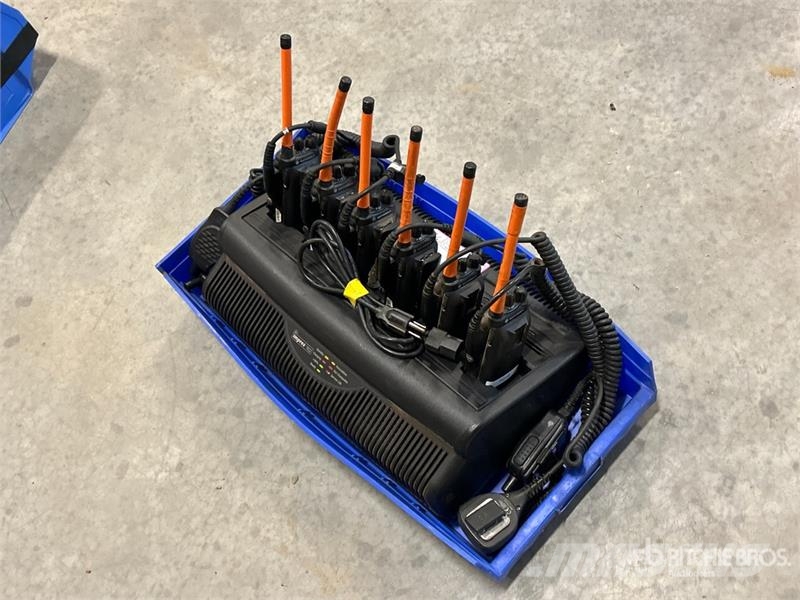 Quantity of (6) Motorola 2-Way Radios Ďalšie komponenty
