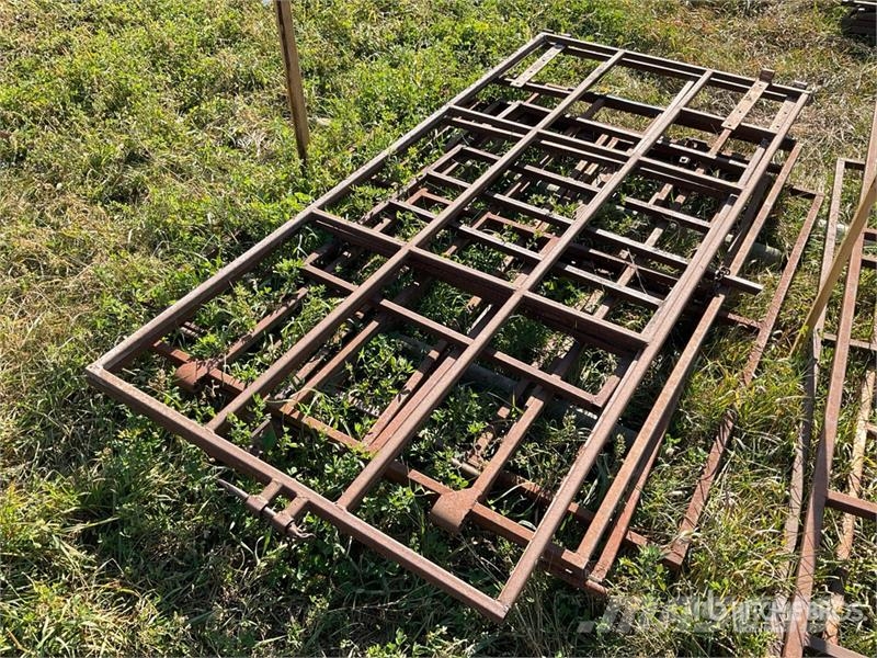  Quantity of (6) Steel . Livestock Gate ماكينات وملحقات مواش أخرى