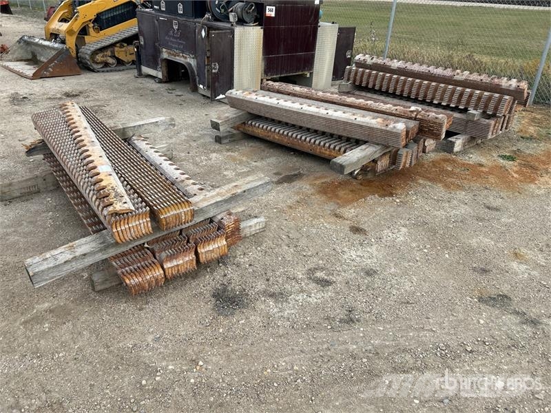  Quantity of (60) 84 in Motor Grader Bolt-On Blades Drugi deli
