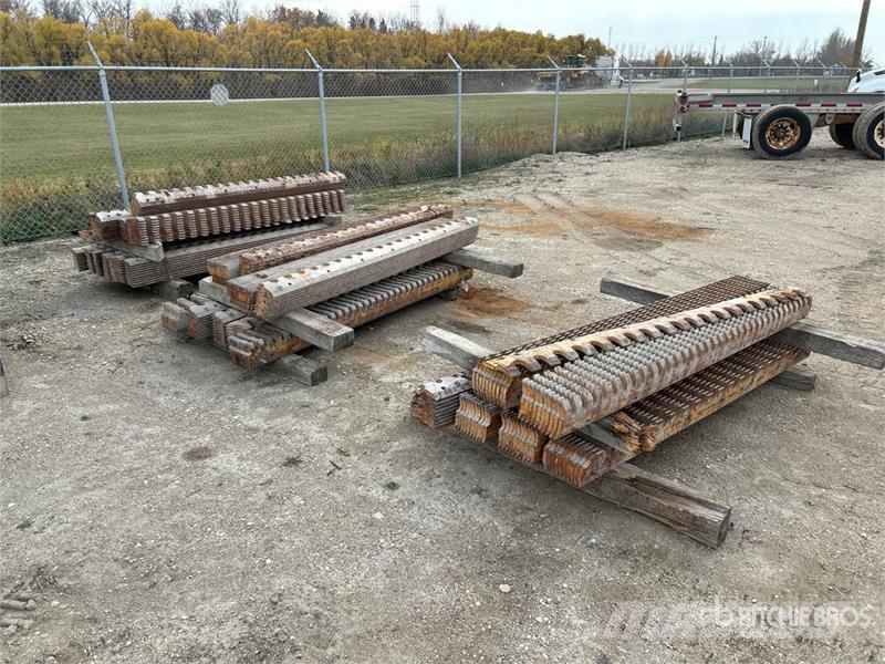  Quantity of (60) 84 in Motor Grader Bolt-On Blades Drugi deli