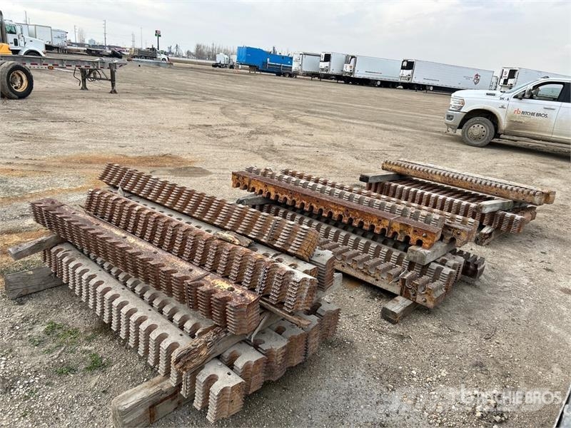  Quantity of (60) 84 in Motor Grader Bolt-On Blades Drugi deli