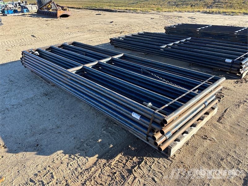 Quantity of (7) 12 ft x 4 ft Steel Livestock Gate Autres matériels d'élevage