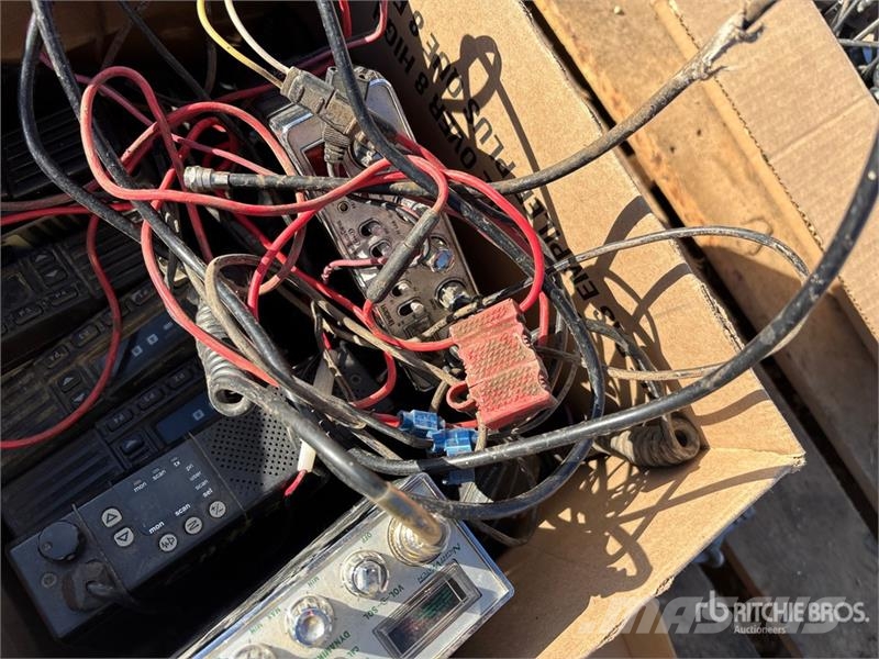Quantity of (7) CB Radios Andre komponenter