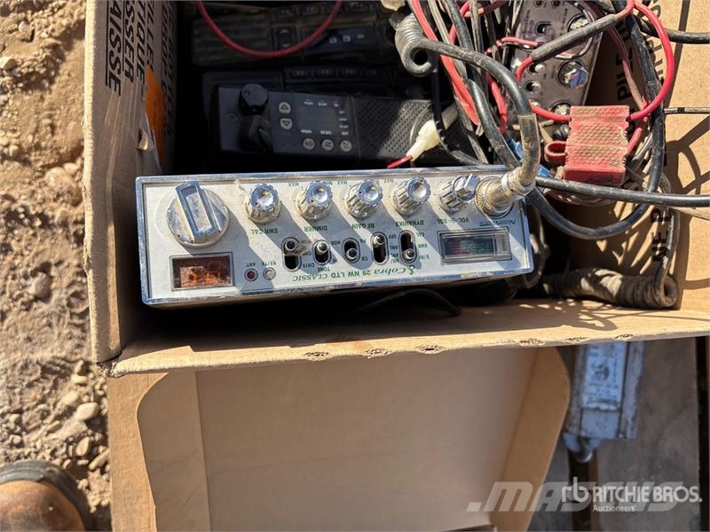 Quantity of (7) CB Radios Andre komponenter