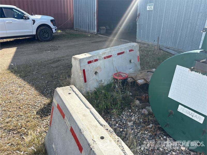Quantity of (7) Concrete Blocks Andre komponenter