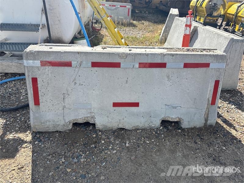Quantity of (7) Concrete Blocks Andre komponenter