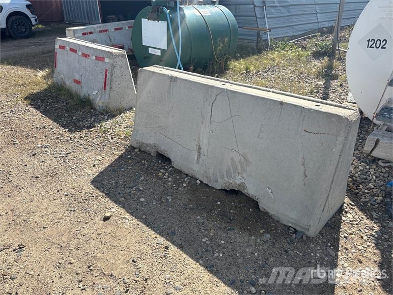 Quantity of (7) Concrete Blocks Andre komponenter
