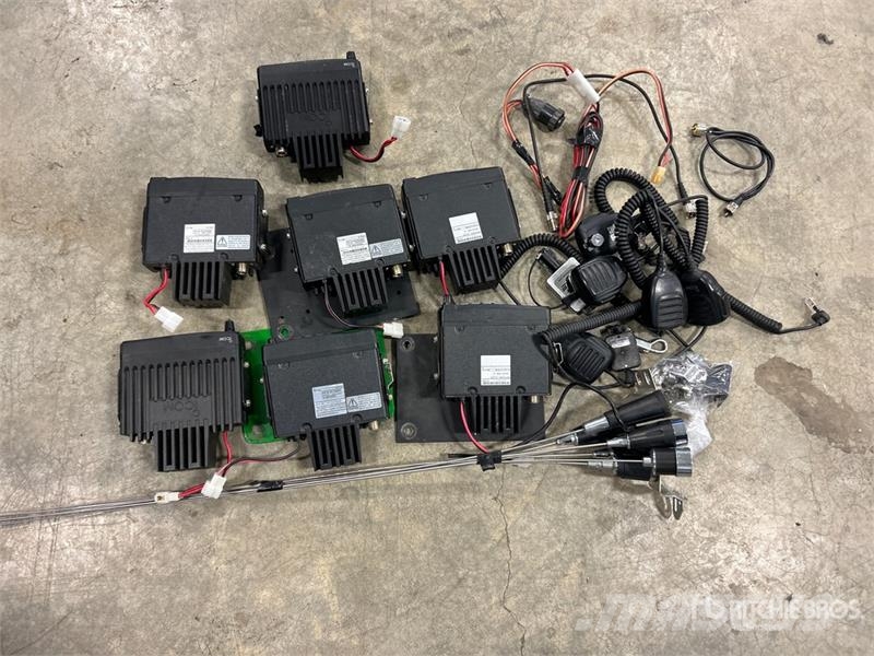 Quantity of (7) Icom Radios Drugi deli