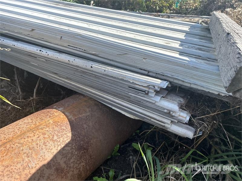 Quantity of (70) 13 Ft x 3 Ft Roofing Tin Andre komponenter