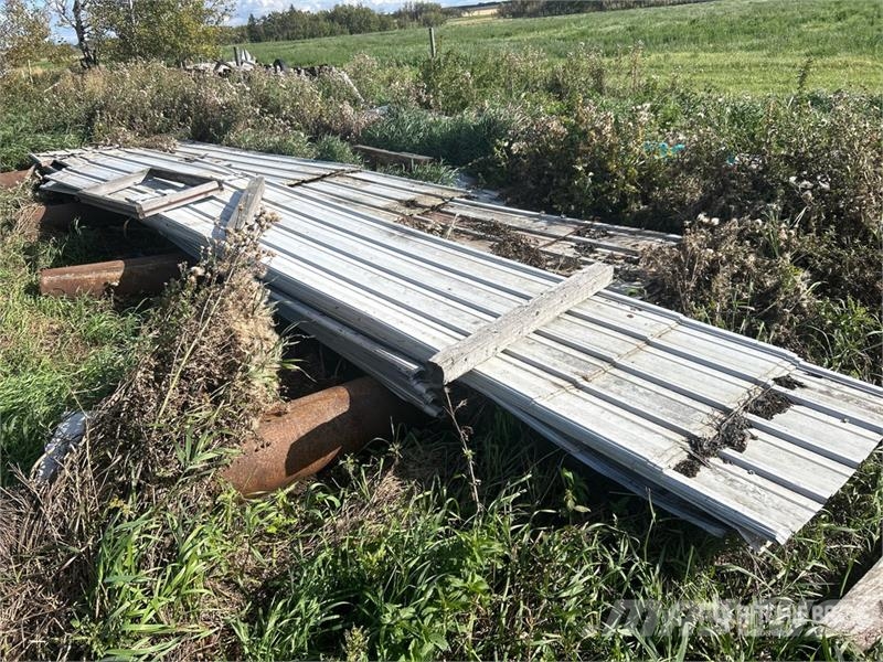 Quantity of (70) 13 Ft x 3 Ft Roofing Tin Andre komponenter