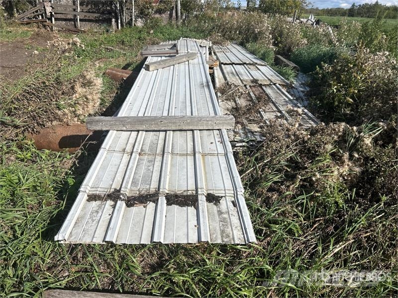 Quantity of (70) 13 Ft x 3 Ft Roofing Tin Andre komponenter