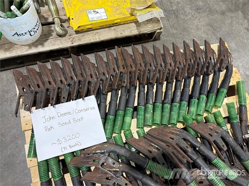 Quantity of (71) John Deere Conserva Pak Seed Boot Andre komponenter