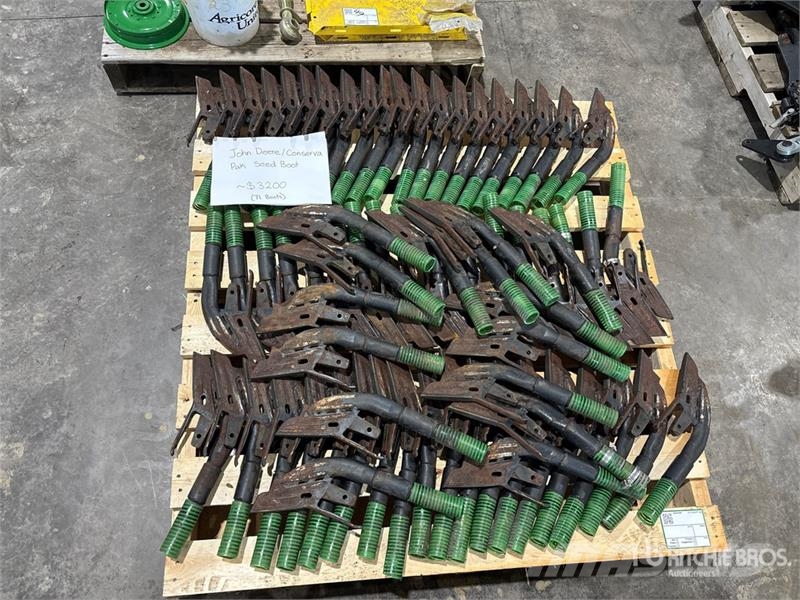 Quantity of (71) John Deere Conserva Pak Seed Boot Andre komponenter