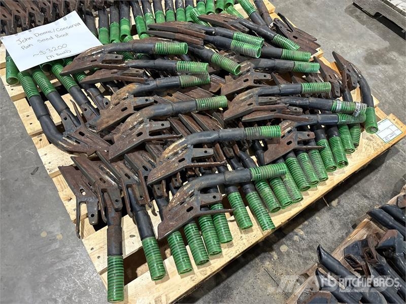 Quantity of (71) John Deere Conserva Pak Seed Boot Andre komponenter