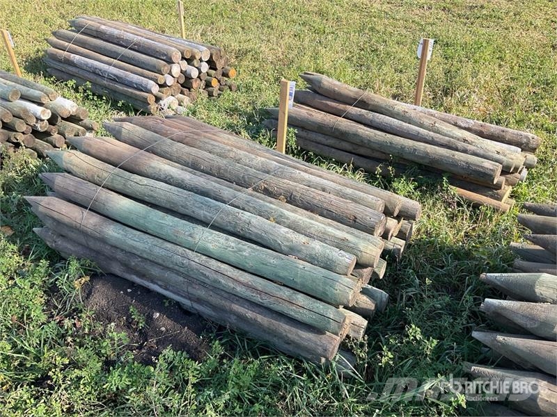 Quantity of (75) 6 ft Fence Posts Egyéb állattenyésztés gépei és tartozékok