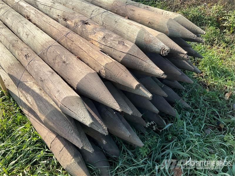 Quantity of (75) 6 ft Fence Posts Egyéb állattenyésztés gépei és tartozékok