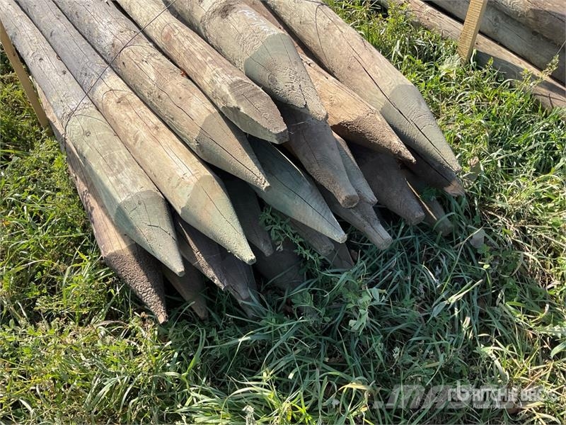 Quantity of (75) 6 ft Fence Posts Egyéb állattenyésztés gépei és tartozékok