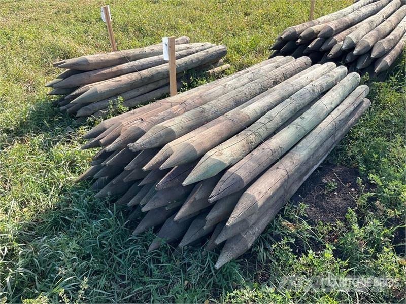 Quantity of (75) 6 ft Fence Posts Egyéb állattenyésztés gépei és tartozékok