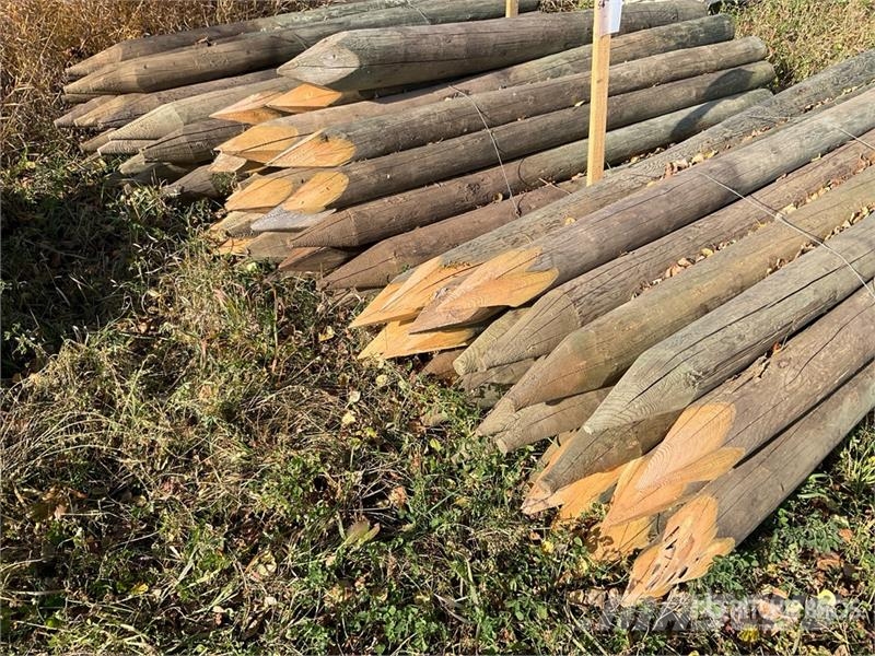 Quantity of (75) 7 ft Fence Posts Оборудование для животноводческих ферм