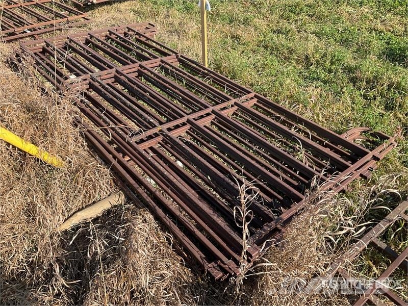  Quantity of (8) 10 ft x 5 ft Steel Livestock Panel ماكينات وملحقات مواش أخرى