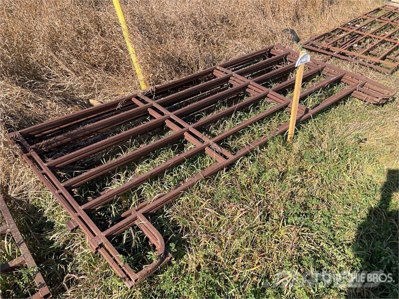  Quantity of (8) 10 ft x 5 ft Steel Livestock Panel ماكينات وملحقات مواش أخرى