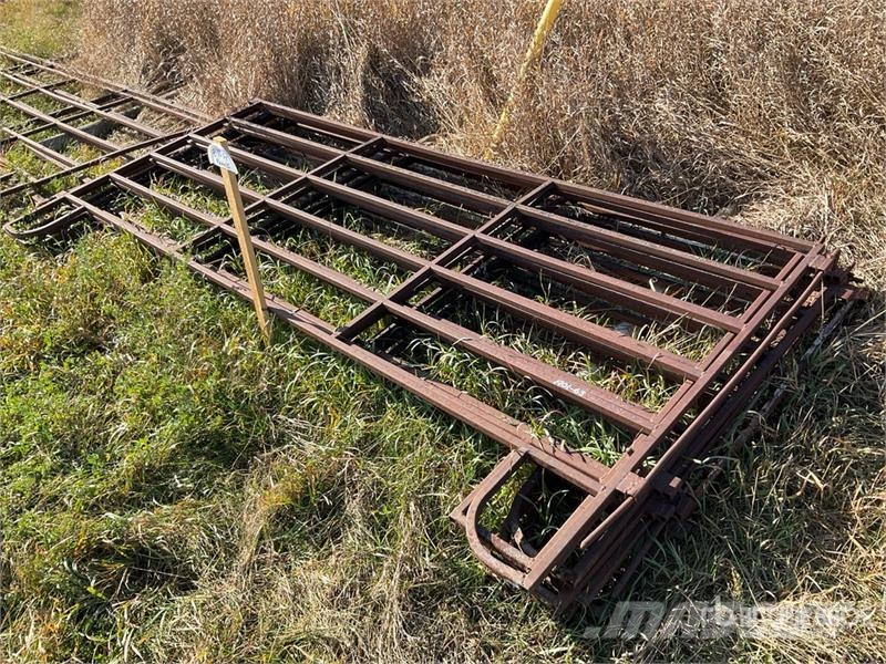  Quantity of (8) 10 ft x 5 ft Steel Livestock Panel ماكينات وملحقات مواش أخرى