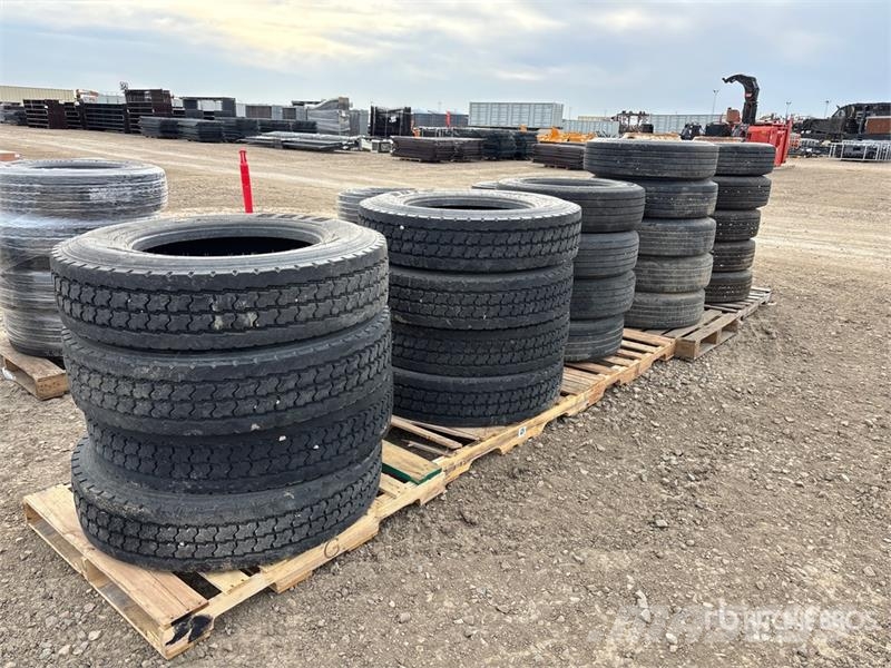 Quantity of (8) 11R24.5 Tires Gume, točkovi i felne