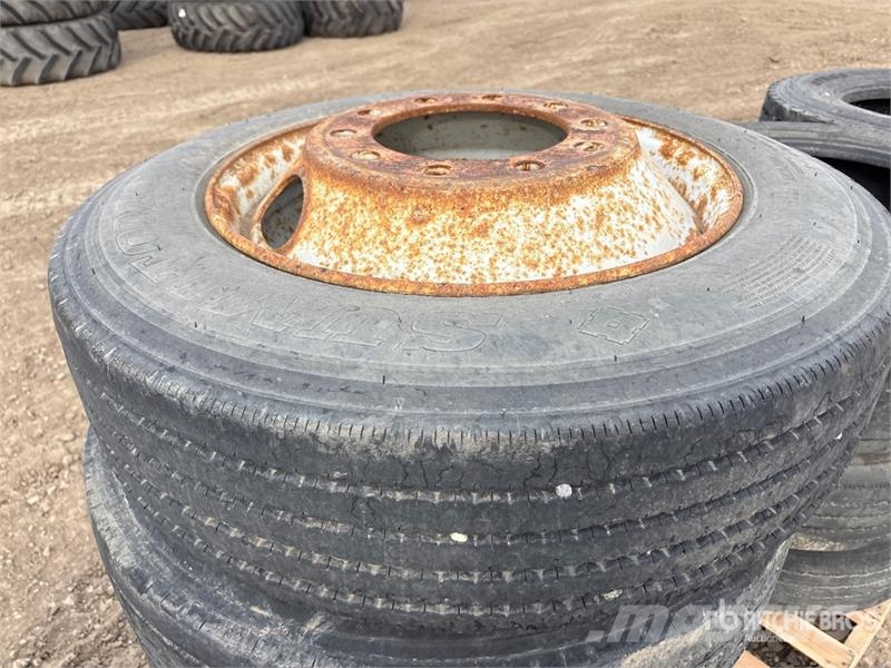 Quantity of (8) 11R24.5 Tires Gume, točkovi i felne