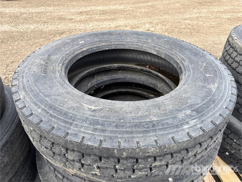 Quantity of (8) 11R24.5 Tires Gume, točkovi i felne