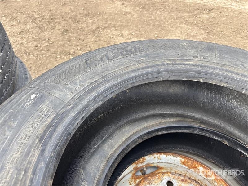 Quantity of (8) 11R24.5 Tires Gume, točkovi i felne