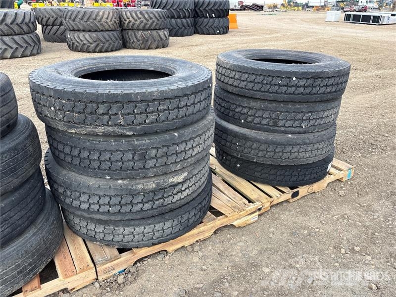 Quantity of (8) 11R24.5 Tires Gume, točkovi i felne