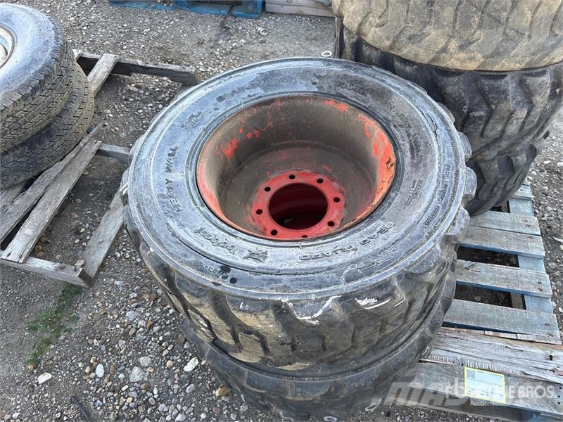  Quantity of (8) 12-16.5 Tires Gume, točkovi i felne