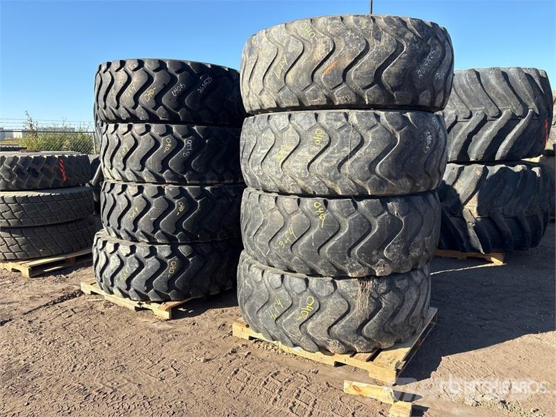 Quantity of (8) 20.5R25 Tires Gume, točkovi i felne