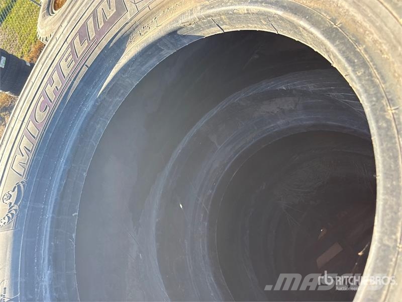Quantity of (8) 20.5R25 Tires Gume, točkovi i felne