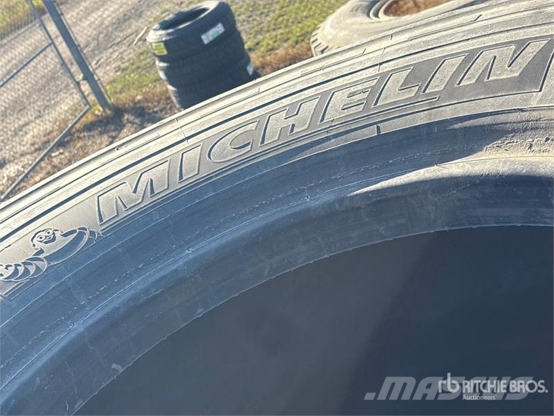 Quantity of (8) 20.5R25 Tires Gume, točkovi i felne