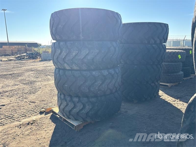 Quantity of (8) 20.5R25 Tires Gume, točkovi i felne