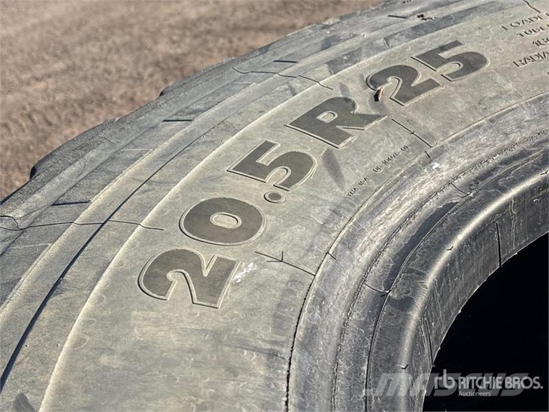 Quantity of (8) 20.5R25 Tires Gume, točkovi i felne