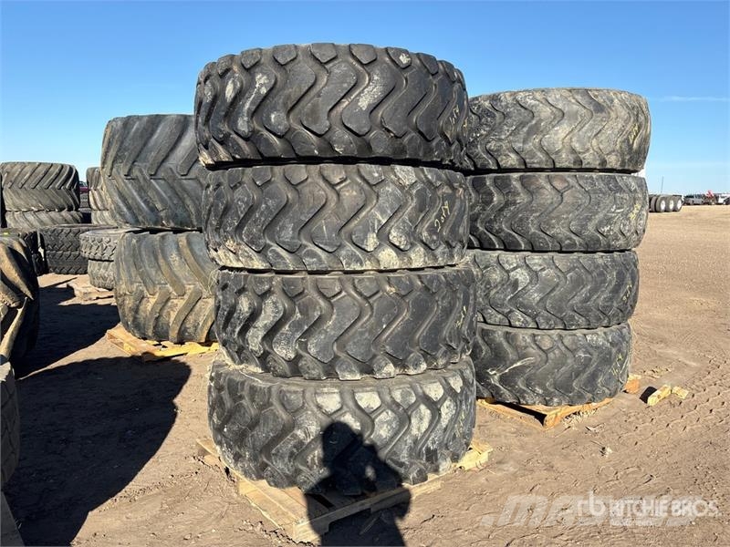 Quantity of (8) 20.5R25 Tires Gume, točkovi i felne
