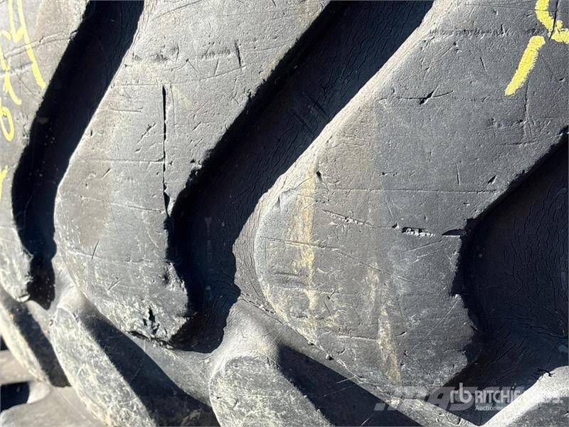 Quantity of (8) 20.5R25 Tires Gume, točkovi i felne