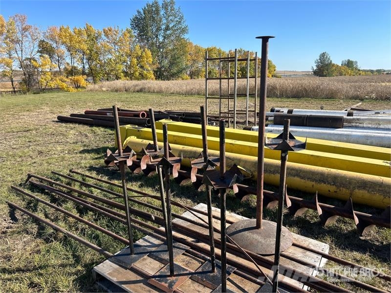 Quantity of (8) 20 ft Pipe & Stand Andre komponenter