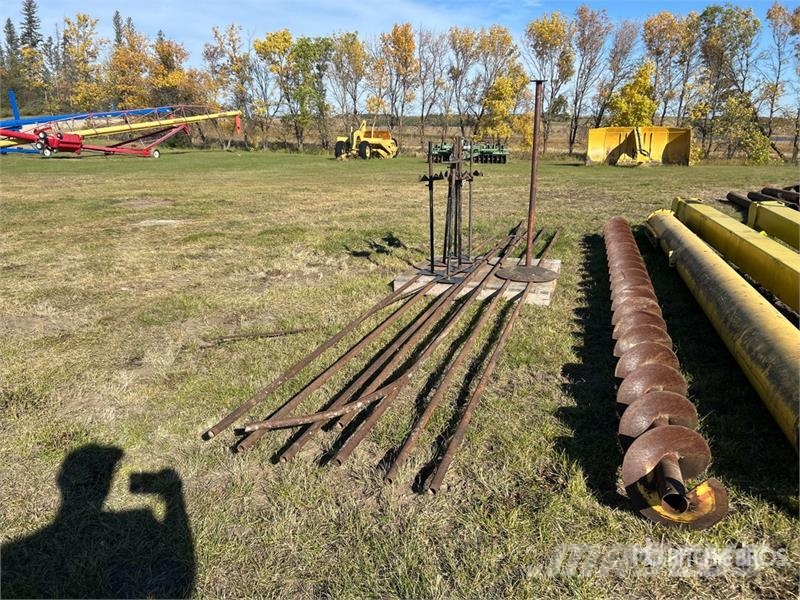 Quantity of (8) 20 ft Pipe & Stand Andre komponenter